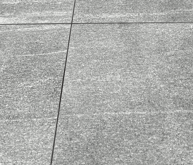 grau weiße Steinoptikterrassenplatte